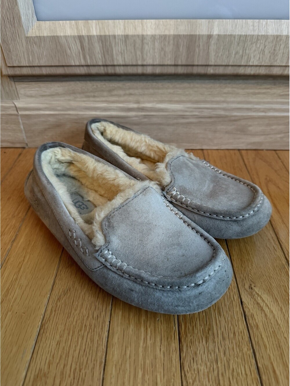 UGG Australia Women's Moccasin Slippers Size 6